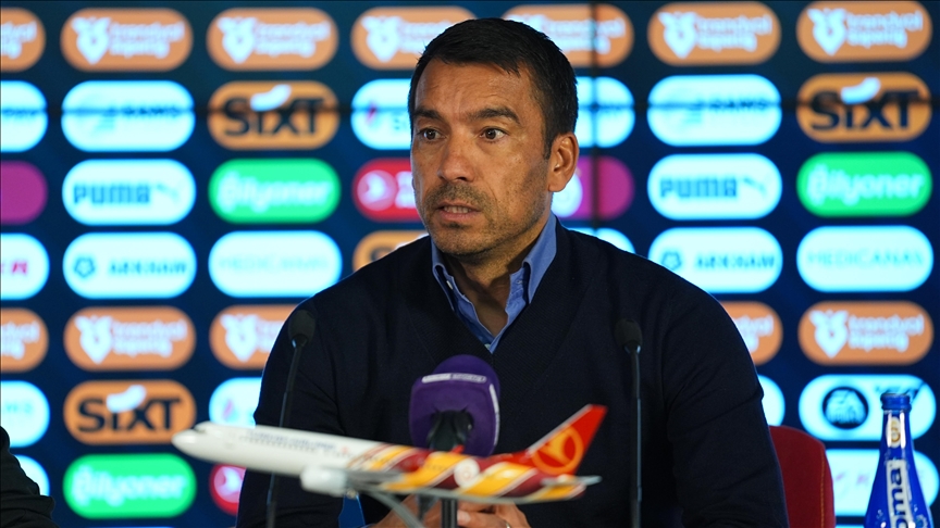 Van Bronckhorst’tan hem hakeme eleştiri hem de özeleştiri geldi