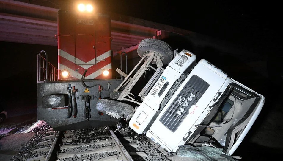 Yolcu treni raylarda bırakılan beton pompası aracına çarptı