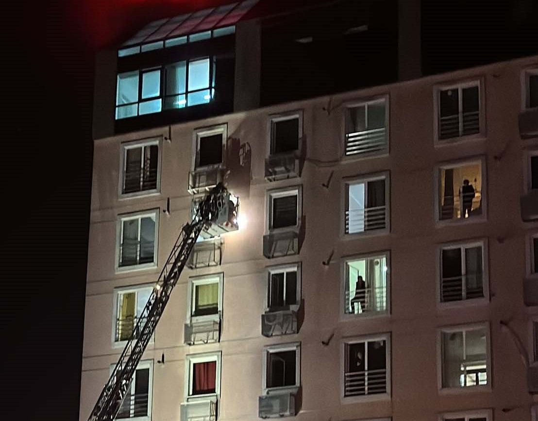 Esenyurt'ta 11 katlı rezidansta yangın: 40 kişi mahsur kaldı