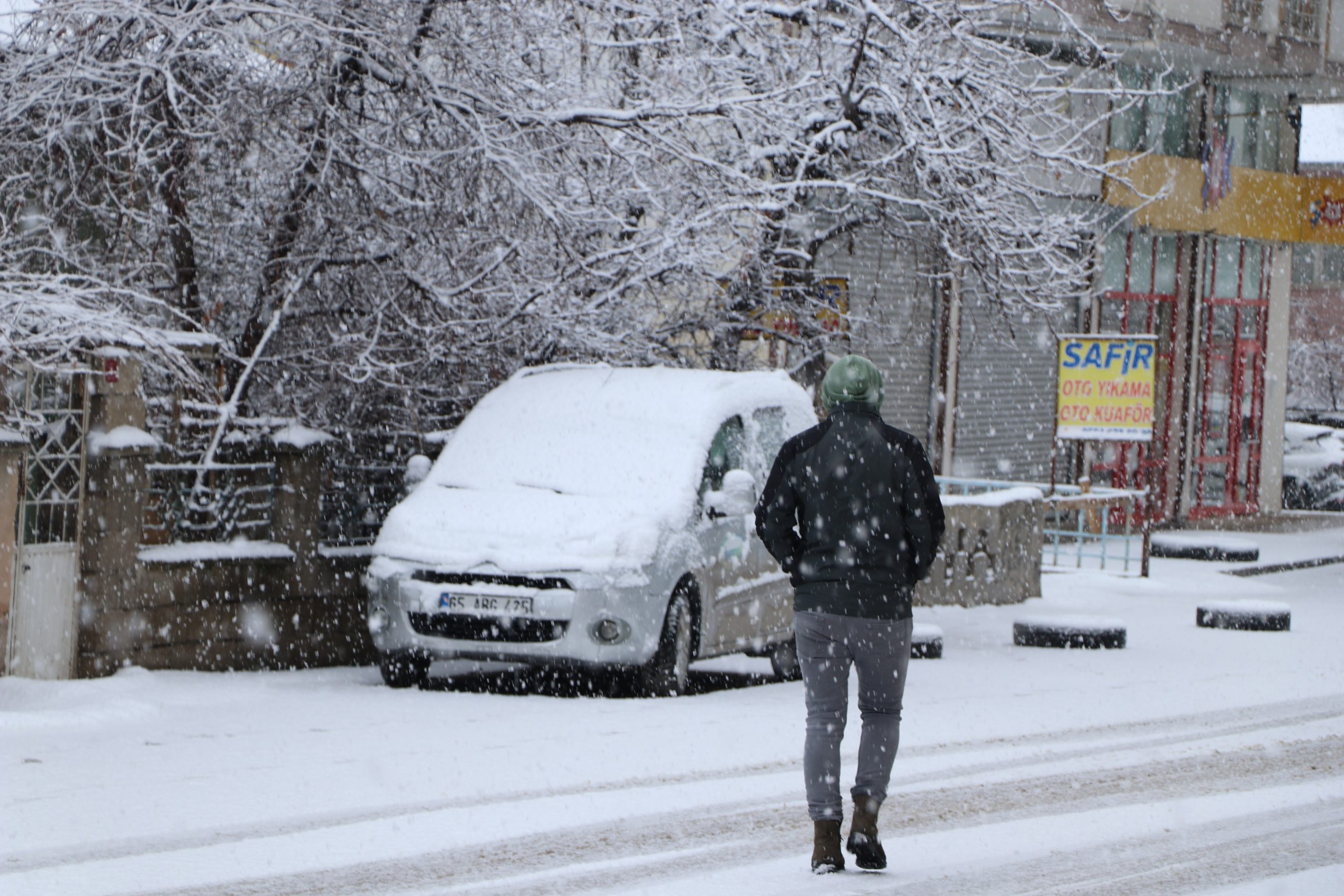 Van'da kar yağışı: 152 yol kapandı