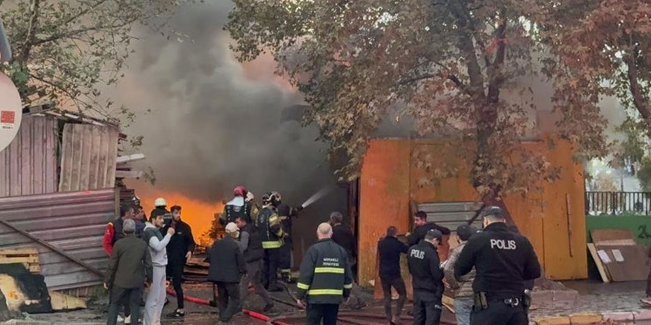 Gebze'de palet deposunda büyük yangın! Alevler kısa sürede büyüdü