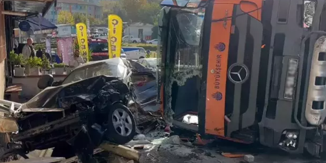 İstanbul'da yol bakım aracı 8 araca çarptı: Kazada 5 kişi yaralandı