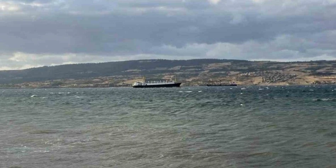 Çanakkale Boğazı'nda fırtına nedeniyle deniz ulaşımı kısıtlandı