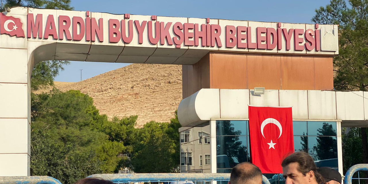 Üçüncü kez kayyum atanan Mardin Büyükşehir Belediyesi’ne girişler kontrollü sağlanıyor