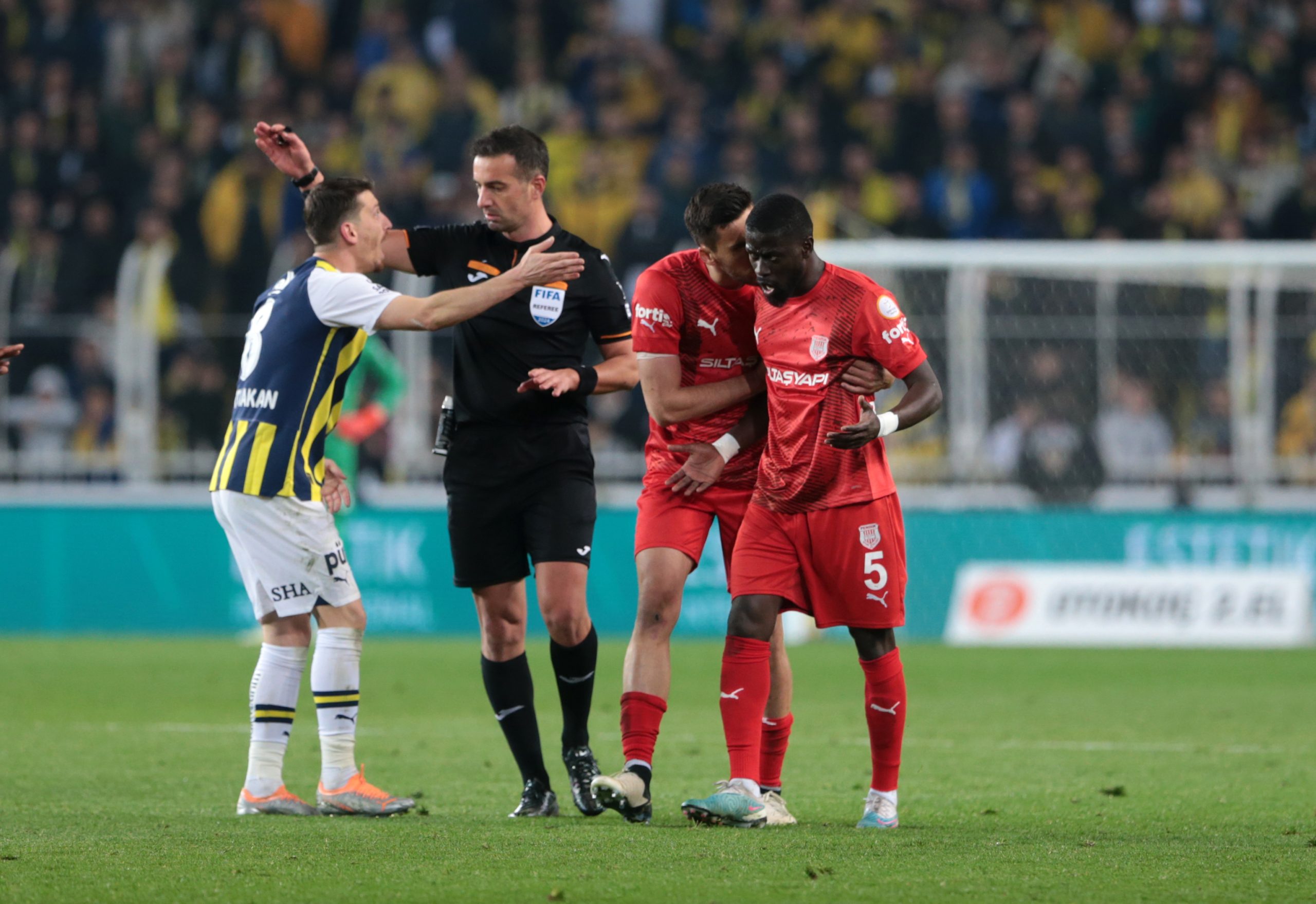 Fenerbahçe'nin penaltısı cezaalanı içinde miydi? Trio yorumları hakem kararlarını değerlendirdi