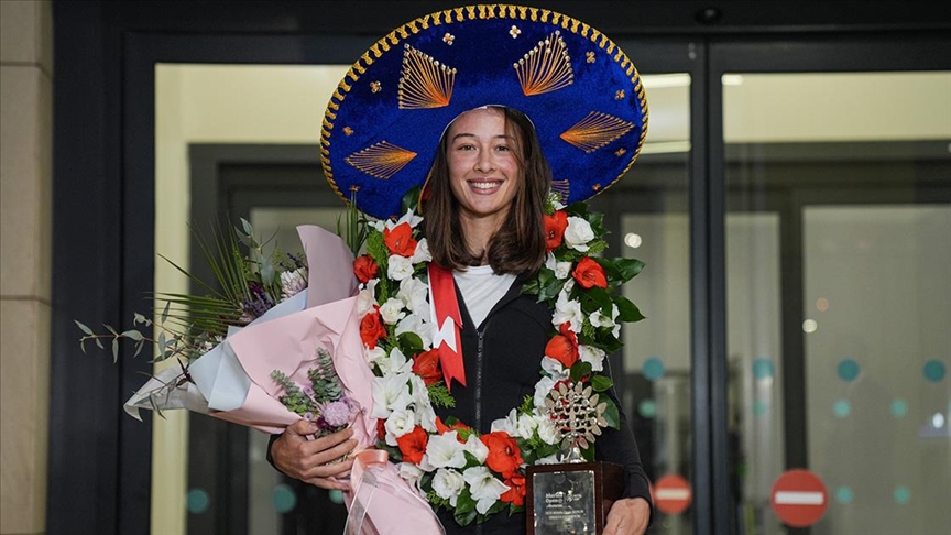 Meksika’da şampiyon olan Zeynep Sönmez, İstanbul’da çiçeklerle karşılandı: Bu ilk adımımdı