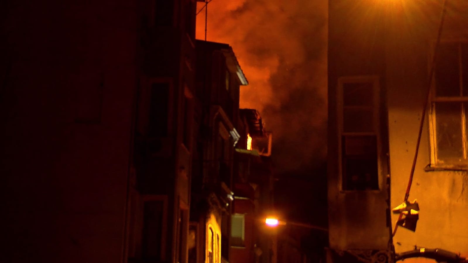 Beyoğlu'nda yangın: 1 kişi hayatını kaybetti