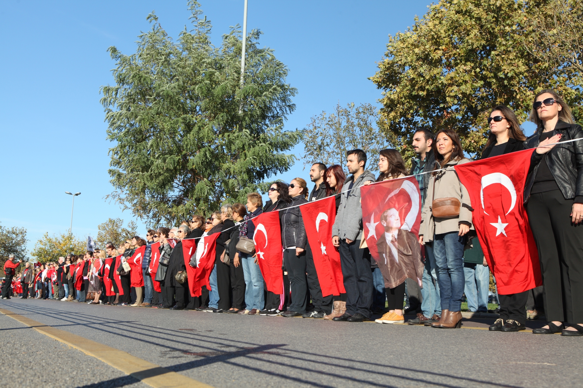 10 Kasım'da Atatürk için el ele “Ata'ya saygı  zinciri”