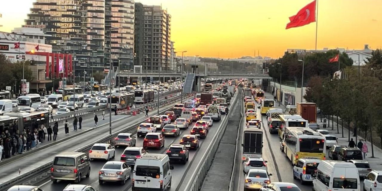 İstanbul trafiğinde 'ara tatil' çilesi: Yoğunluk yüzde 76'ya ulaştı