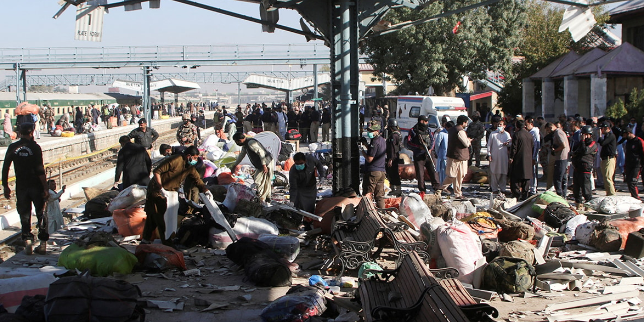 Pakistan’da tren istasyonuna bombalı saldırı: 24 kişi hayatını kaybetti