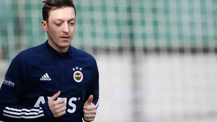 Mesut Özil'den Fenerbahçe taraftarını kızdıracak hamle