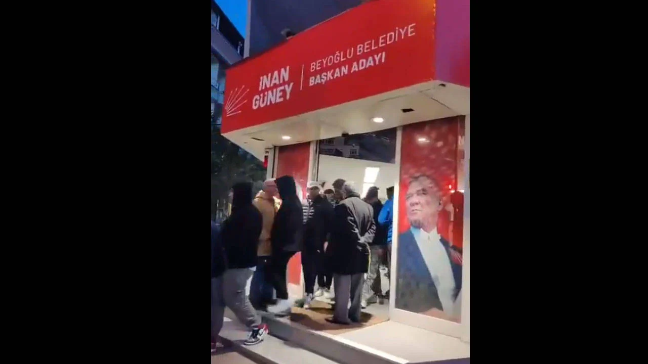AKP'liler Kasımpaşa'da CHP'nin seçim ofisine gitti 'Semtini satanı biz de satarız' sloganları attı