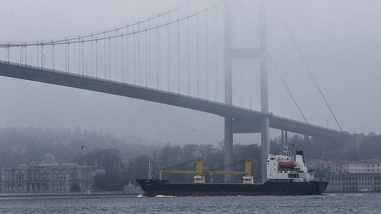 İstanbul Boğazı'nda gemi trafiği çift yönlü askıya alındı