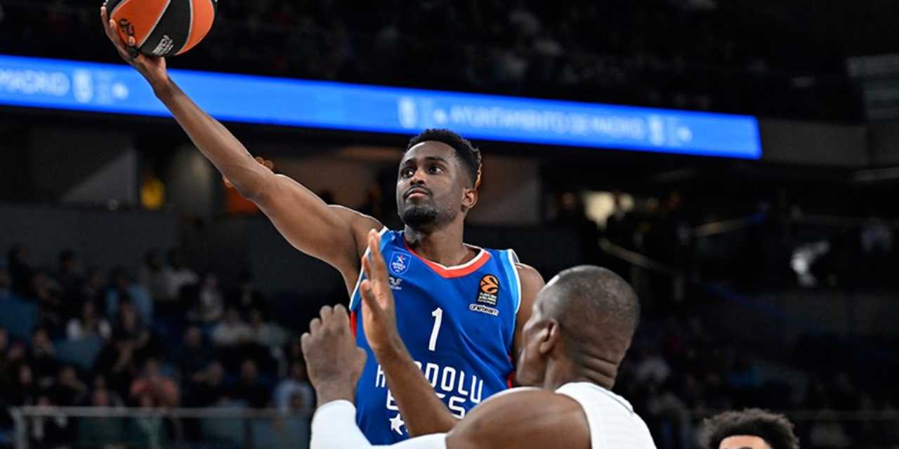 Anadolu Efes, Real Madrid'i devirdi