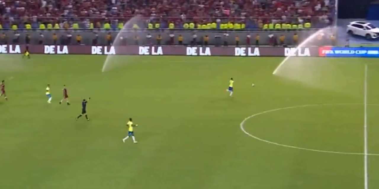 Venezuela-Brezilya maçının son anlarında sulama fıskiyeleri açıldı