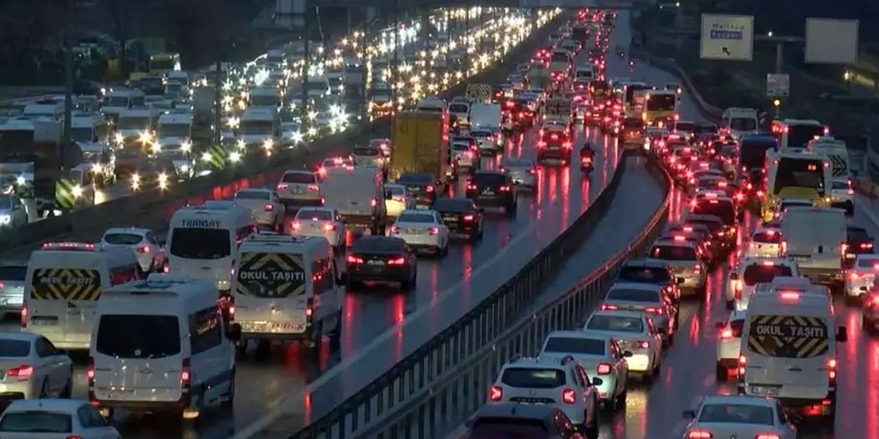 İstanbul'da trafik durma noktasına geldi: Haftanın son iş gününde yoğunluk yüzde 90'a ulaştı