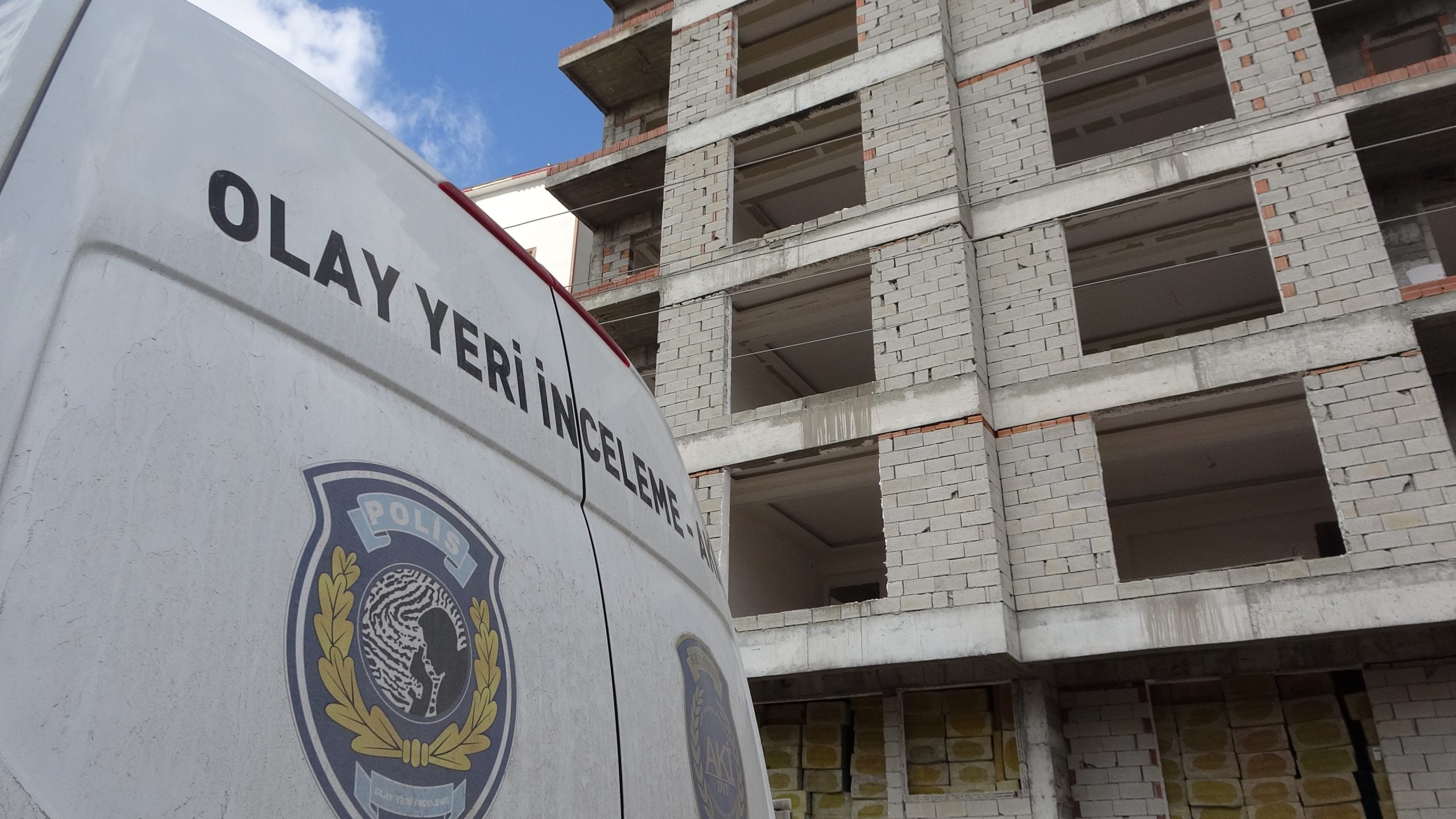İnşaatın 10'uncu katından düşen işçi, ağır yaralandı