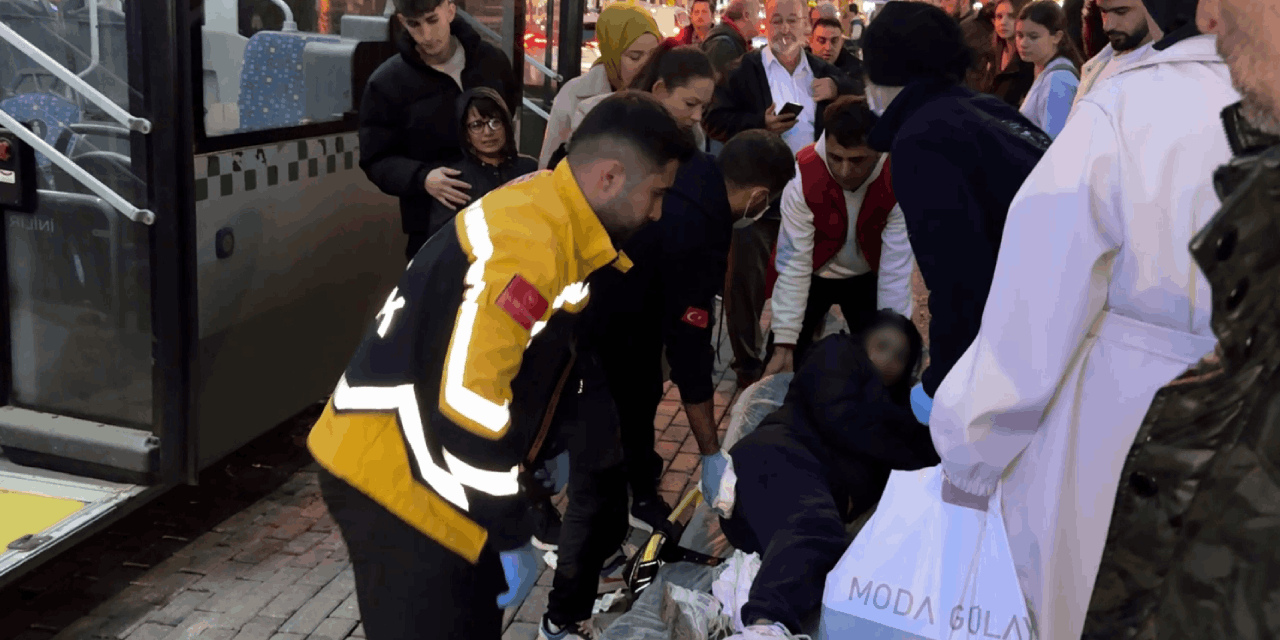 Halk otobüsünde bıçaklı saldırı: Tartıştığı kadını bacağından bıçakladı