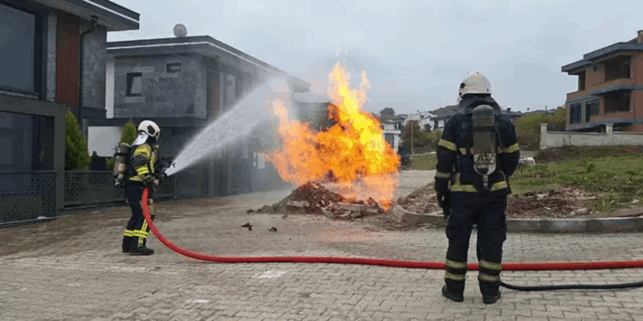 Kocaeli'de doğal gaz borusu patladı: Yangın çıktı