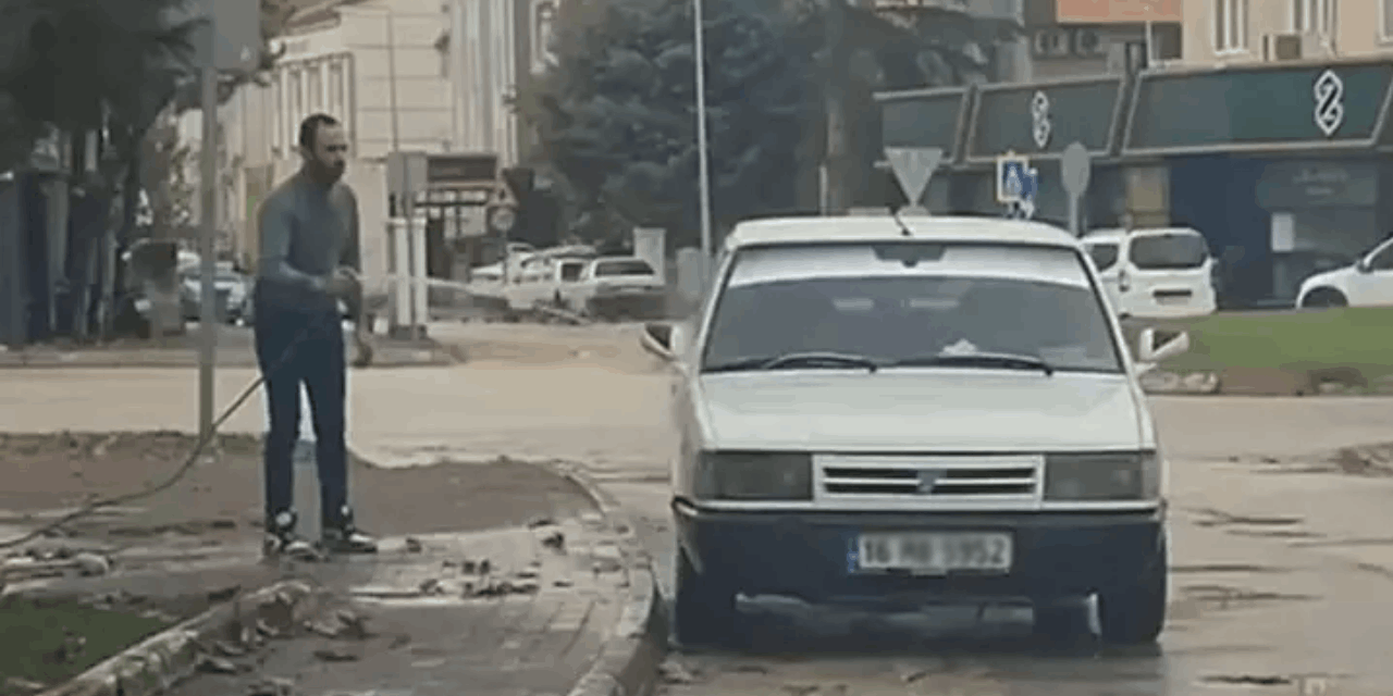 Bursa'da yol kenarındaki çeşmeyi araba yıkamak için kullanan sürücüye para cezası