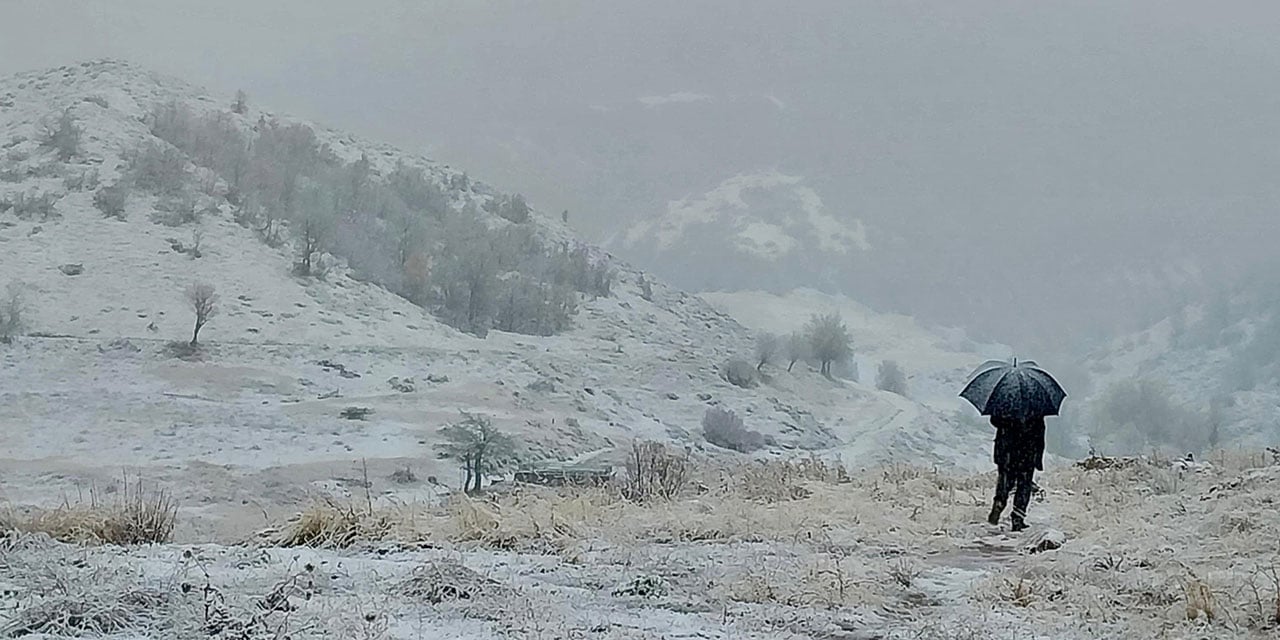 Tunceli'de kar yağışı başladı: Köyler beyaza büründü