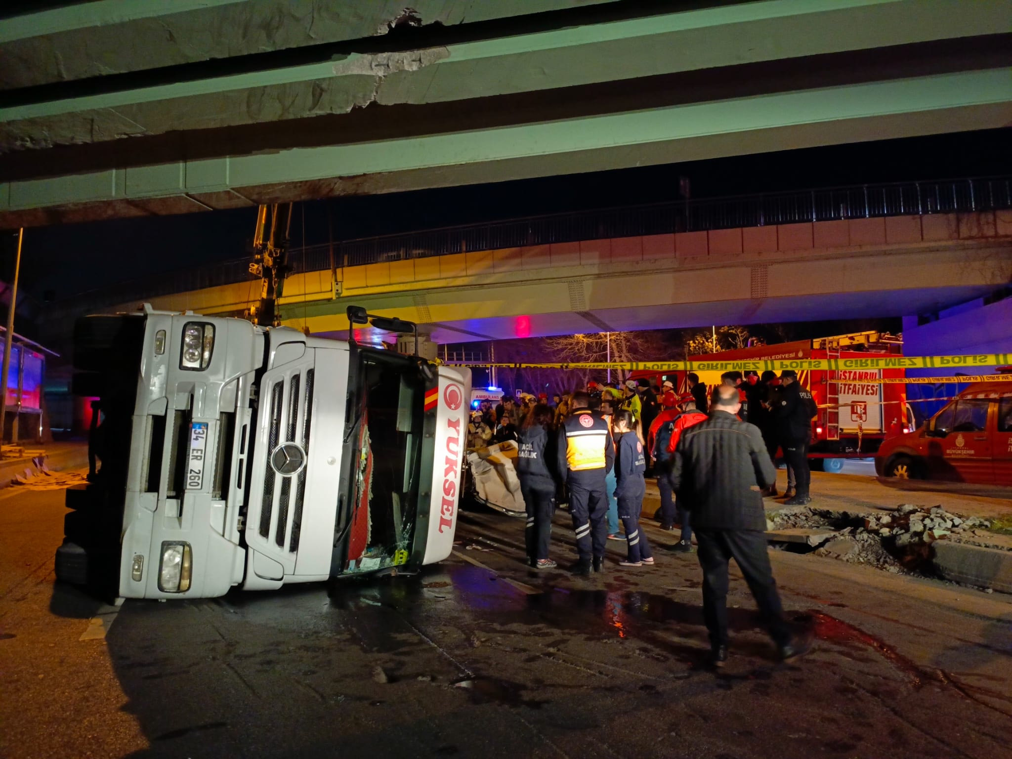 Bakırköy'de feci kaza! Üst geçide çarpan TIR otomobilin üzerine devrildi: 4 ölü