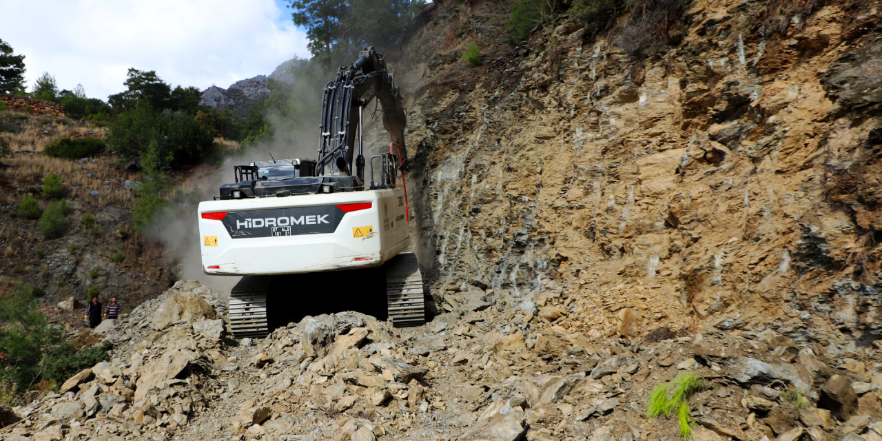 Alanya’da heyelan nedeniyle kapanan yol yeniden açılıyor