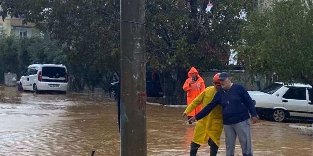 Antalya'da 'turuncu' yağış çilesi: Mahsur kalan 403 vatandaş tahliye edildi