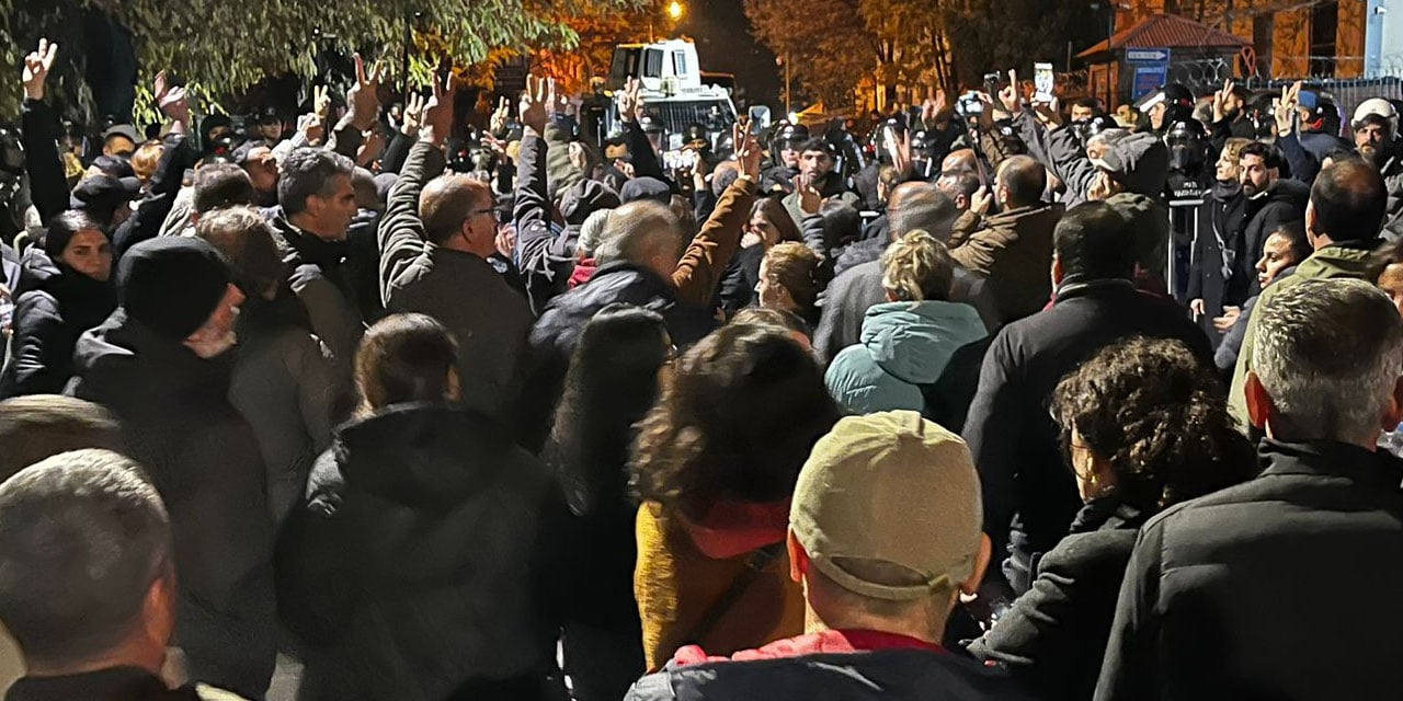 Tunceli Belediyesi önünde polis ablukası: Kayyımlara tepki gösteren yurttaşlara sert müdahale