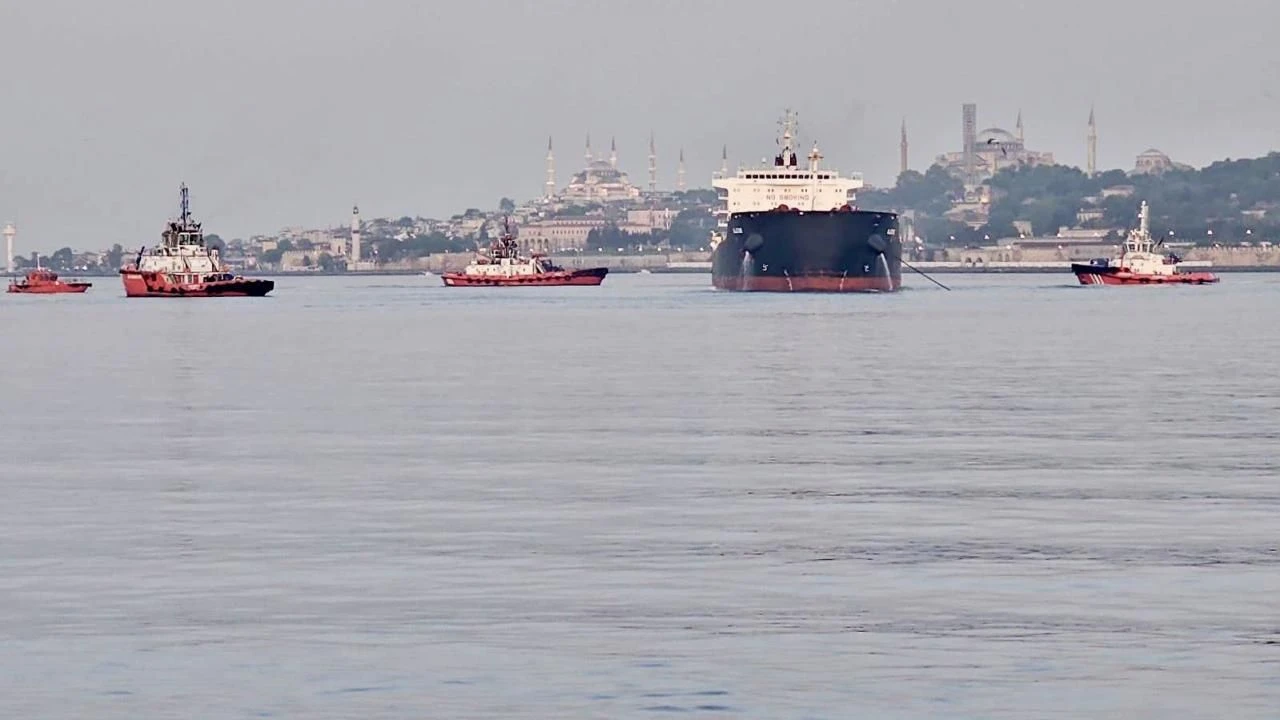 İstanbul'da gemi trafiği çift yönlü olarak askıya alındı