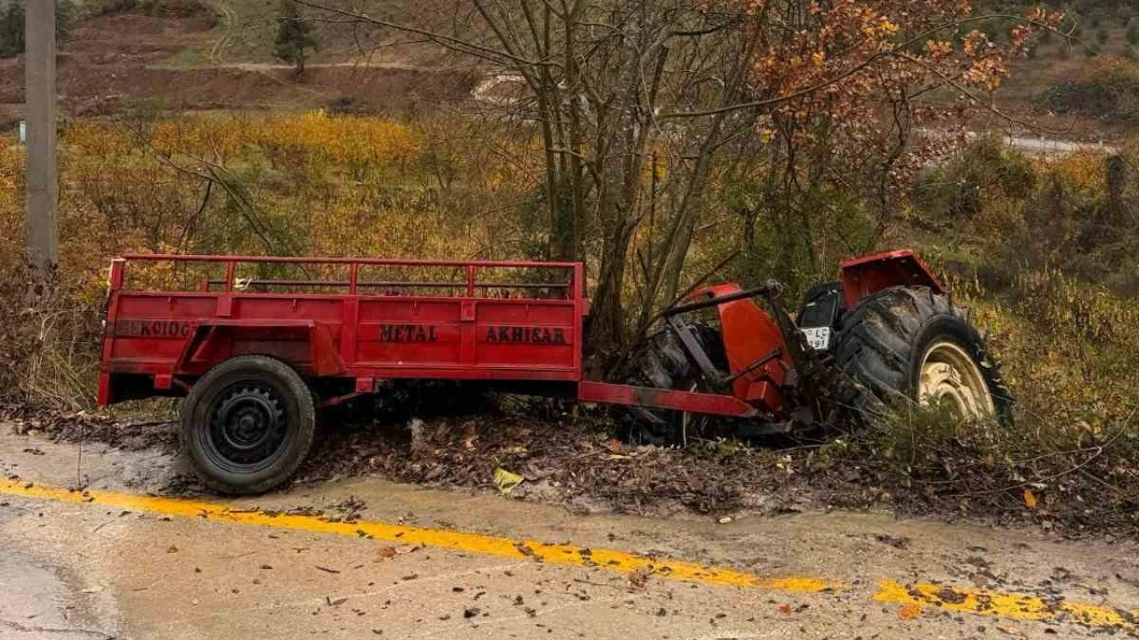 Sakarya'da traktör devrildi: 1 ölü, 3 yaralı