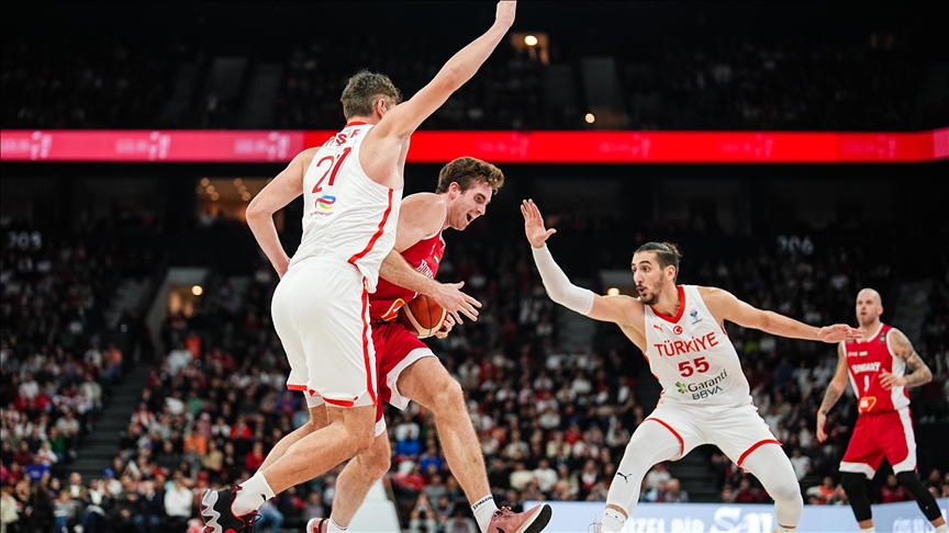Basketbolda kritik maç; 12 Dev Adam Macaristan sınavında