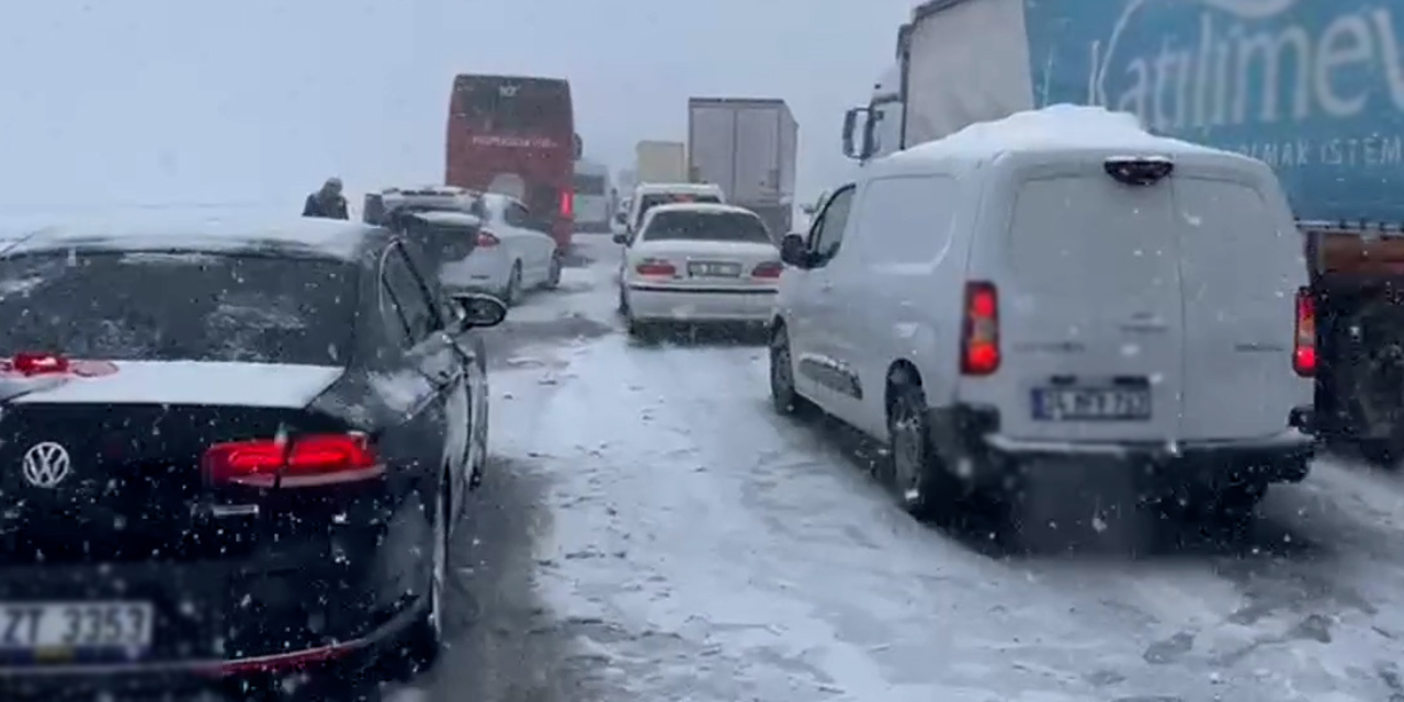 Ankara-İstanbul yolu kar yağışı ve kazalar nedeniyle felç oldu