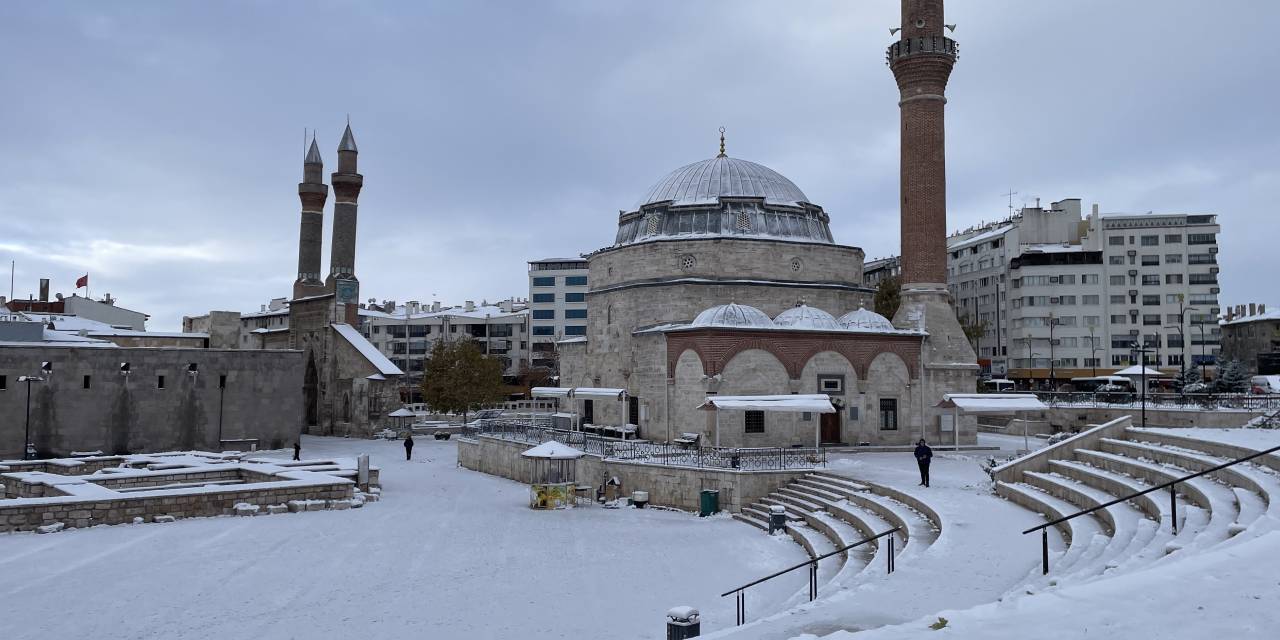 Sivas'ta 906 yerleşim yeri kardan ulaşıma kapandı