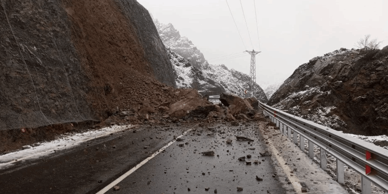 Artvin-Yusufeli karayolunda heyelan: Yol ulaşıma kapandı