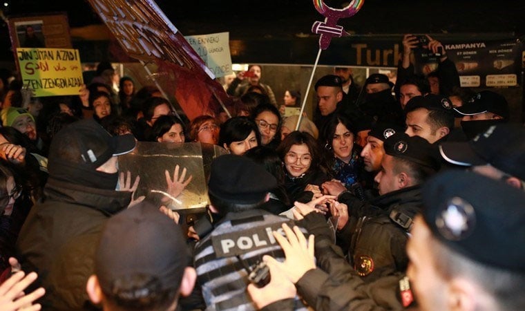 Kadınlar, ablukaya rağmen 'mücadelemiz yasak tanımaz' dedi: Taksim'de '25 Kasım' engeli