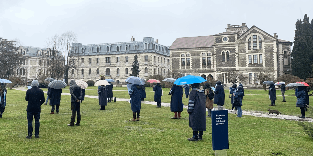 Boğaziçi Üniversitesi'nde kaloriferler yanmadı, akademisyenler çift paltoyla ders verdi