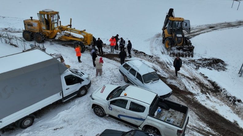 Antalya'da karda mahsur kalan 3 aile kurtarıldı