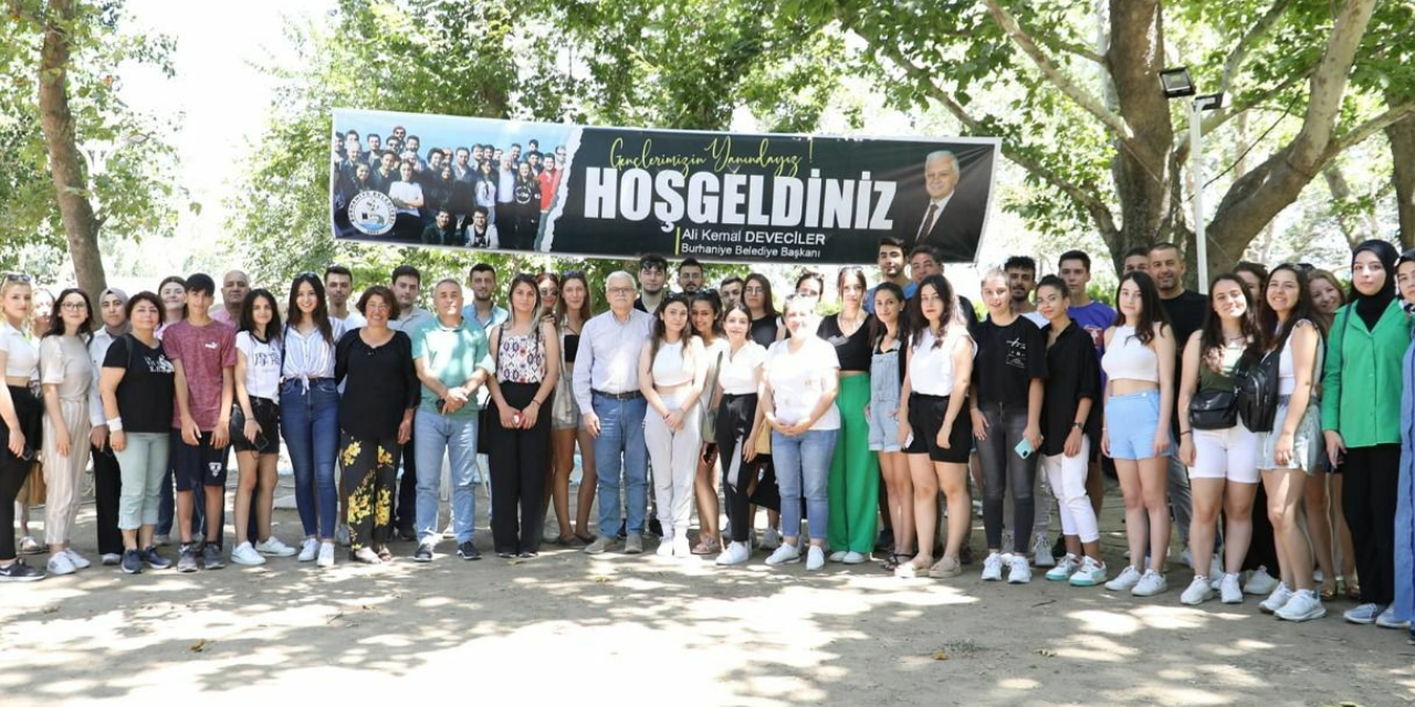 Burhaniye Belediyesi’nden 300 öğrenciye 4.5 milyon TL burs desteği