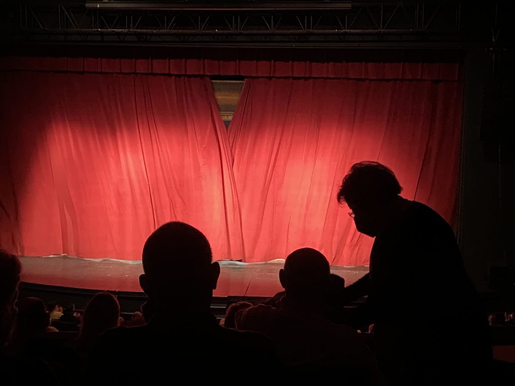 Ünlü oyuncu tiyatro sahnesinde hayatını kaybetti