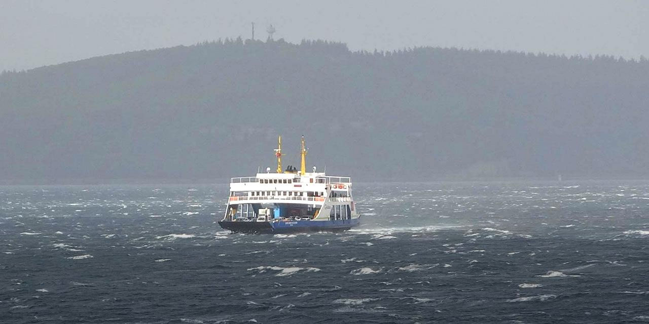 Gökçeada ve Bozcaada feribot seferlerine fırtına engeli