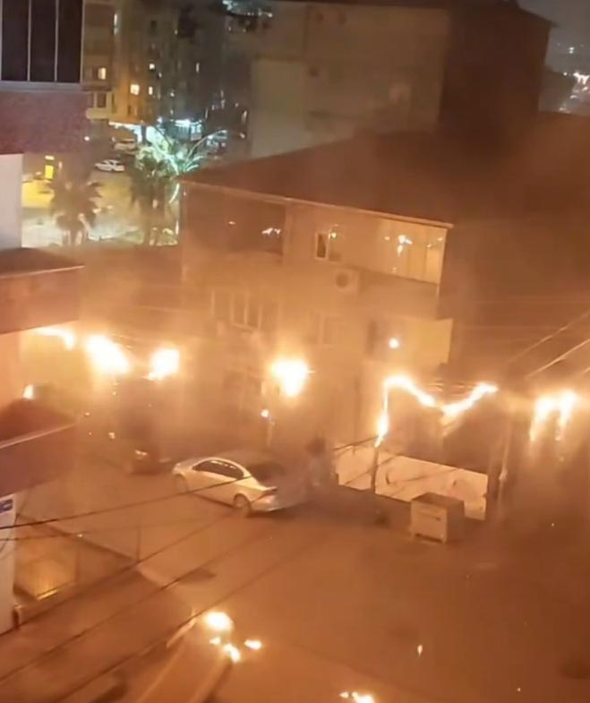 Trafoda patlama: Elektriksiz kalan sokağı alevler aydınlattı