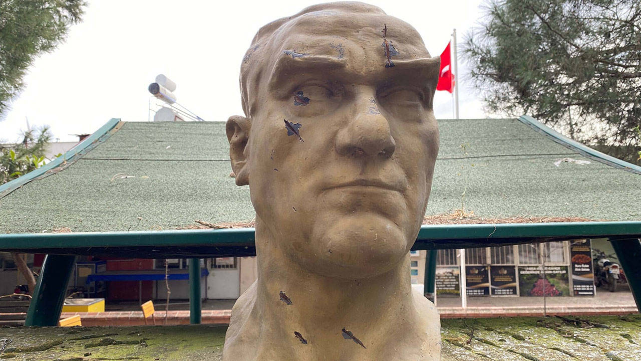 Manisa’da Atatürk büstüne baltalı saldırı : Siz puta mı tapıyorsunuz