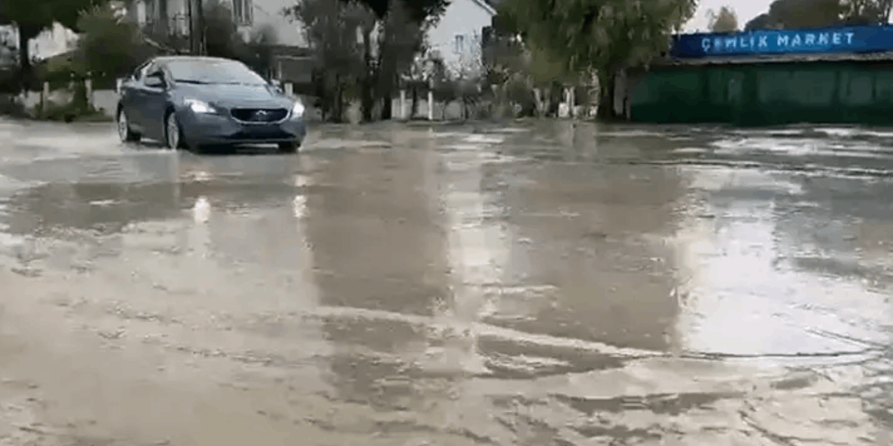 Çeşme’de kuvvetli sağanak yağış su baskınlarına neden oldu