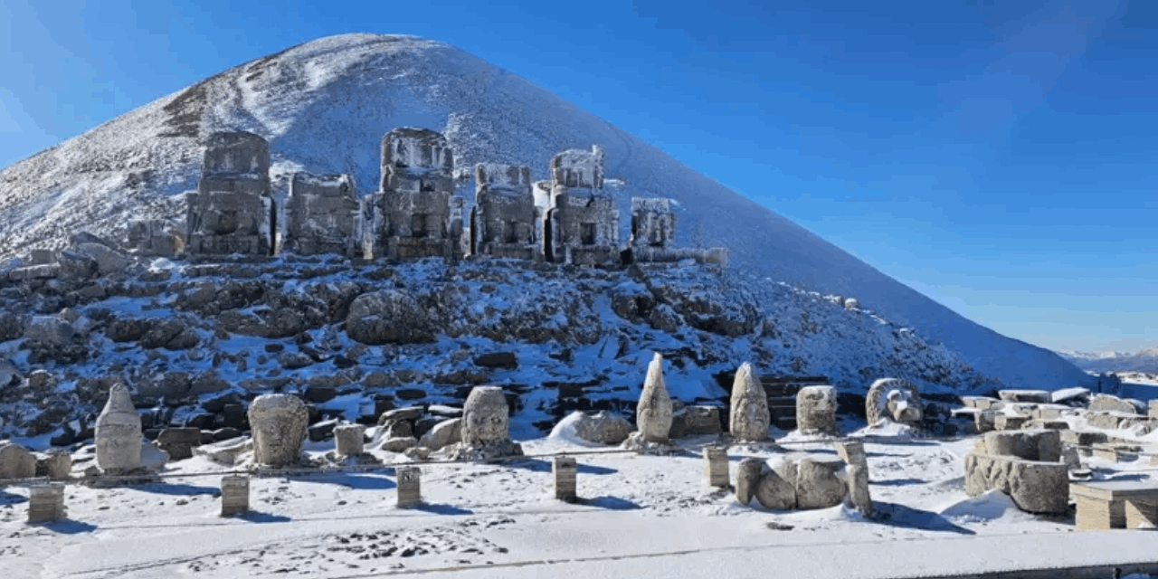 Nemrut Dağı beyaza büründü, kar yağışı turistleri cezbetti