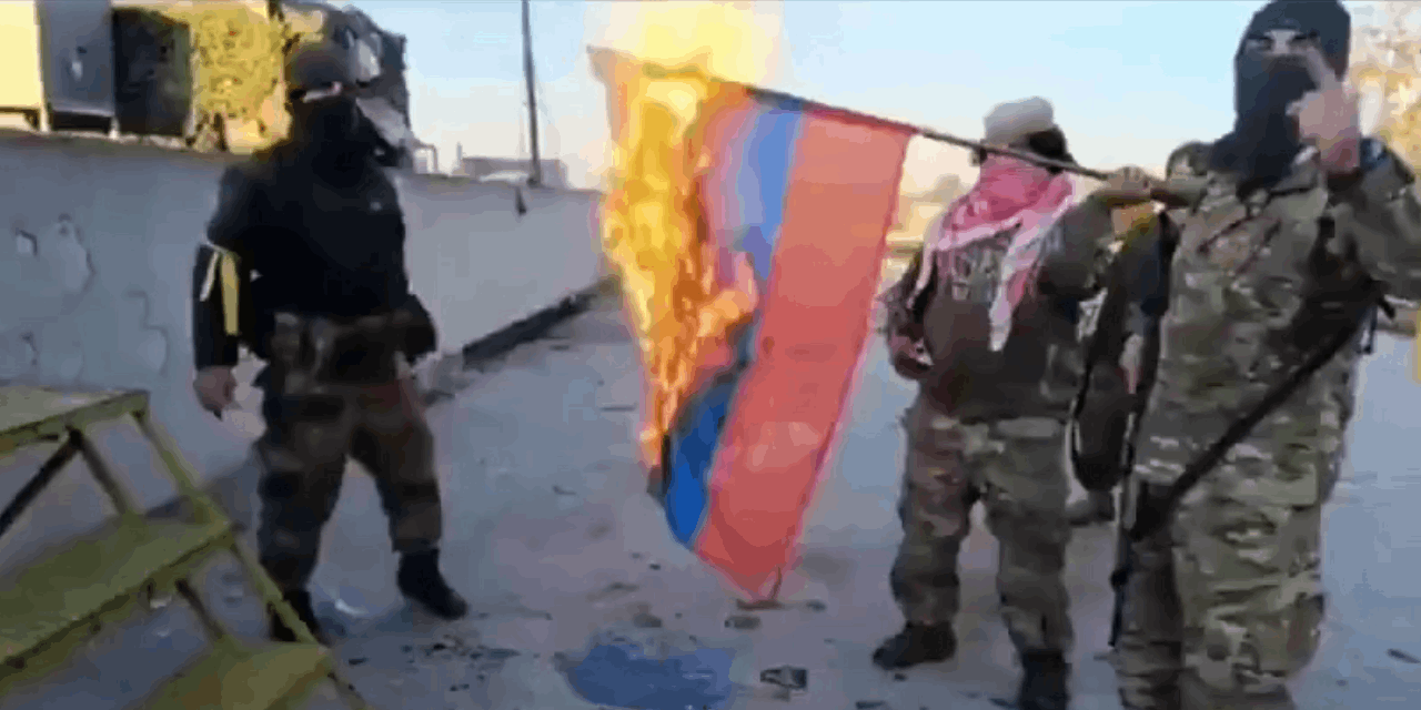 Halep’ten yeni görüntü: Türkçe konuşan Suriyeli muhalif Rus bayrağını indirdi