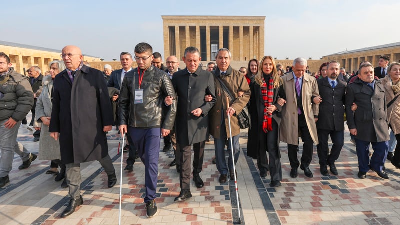 CHP lideri Özel, 'Dünya Engelliler Günü' dolayısıyla Anıtkabir'i ziyaret etti