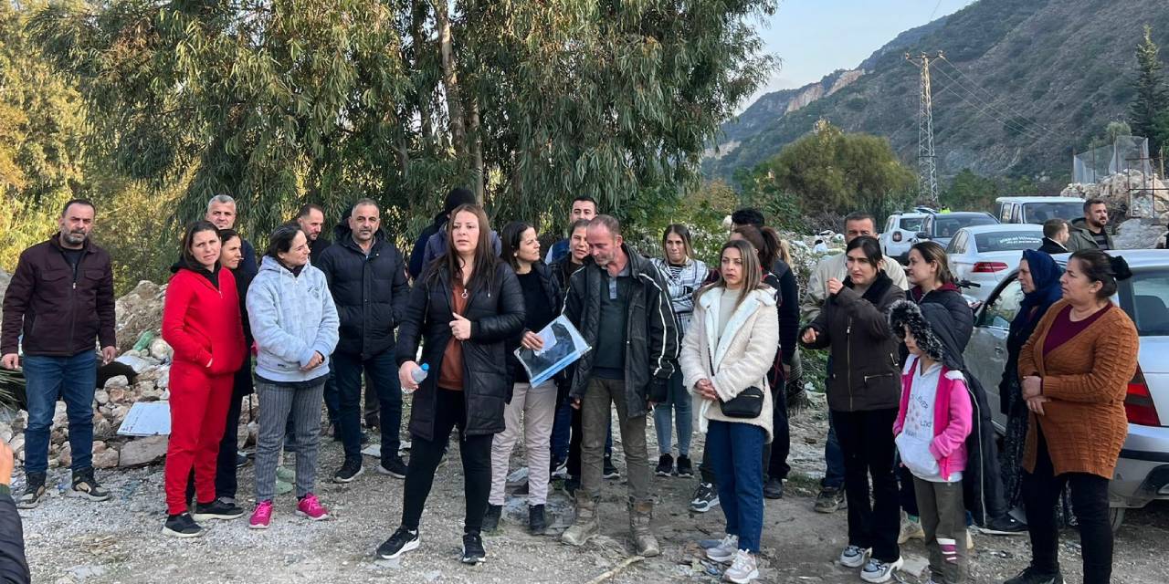 Samandağ'da durdurma kararı olan taş ocağı faaliyette: Mahalleli hukuksuzluğa tepki gösterdi
