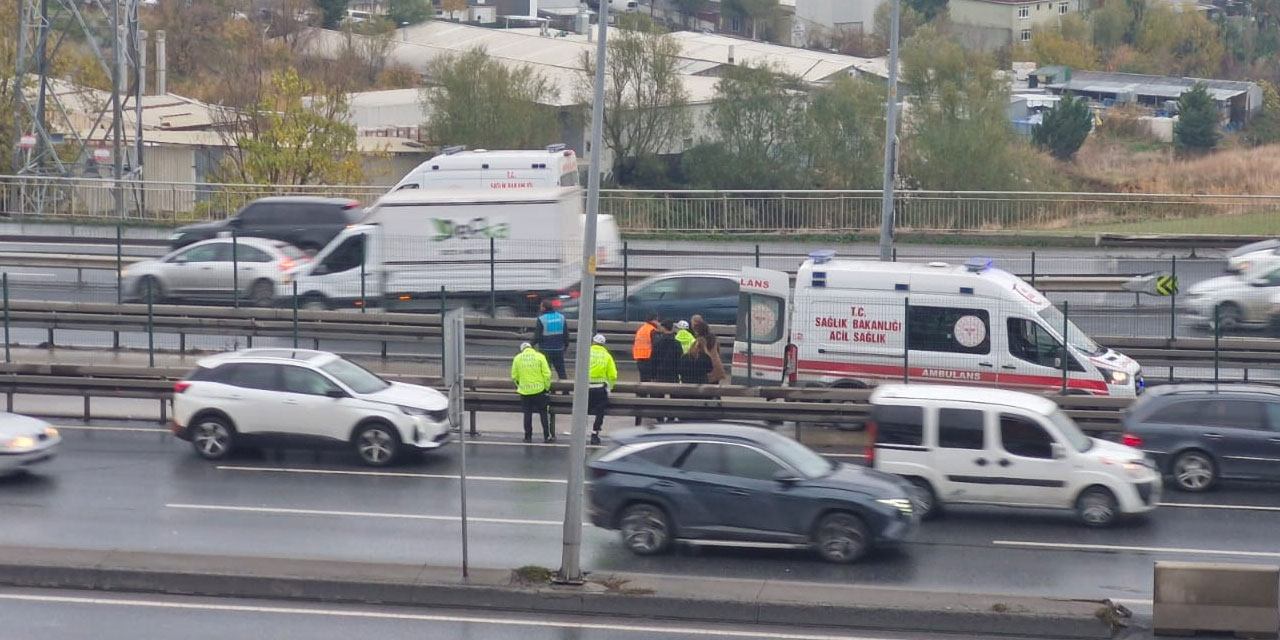 Metrobüste faciadan dönüldü: Yolcu, araçtan yola fırladı!