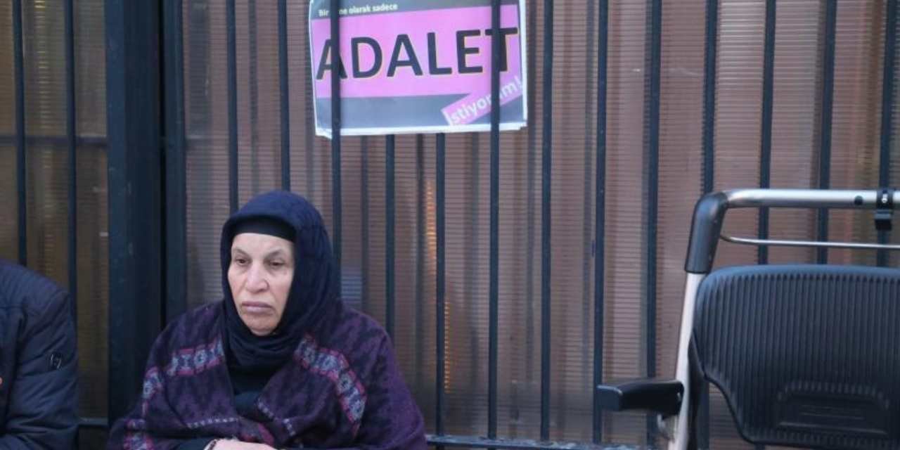 Emine Şenyaşar iftarını Adalet Bakanlığının önünde açtı